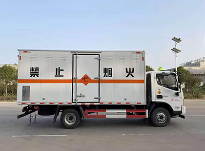东城街道爆破器材运输车
